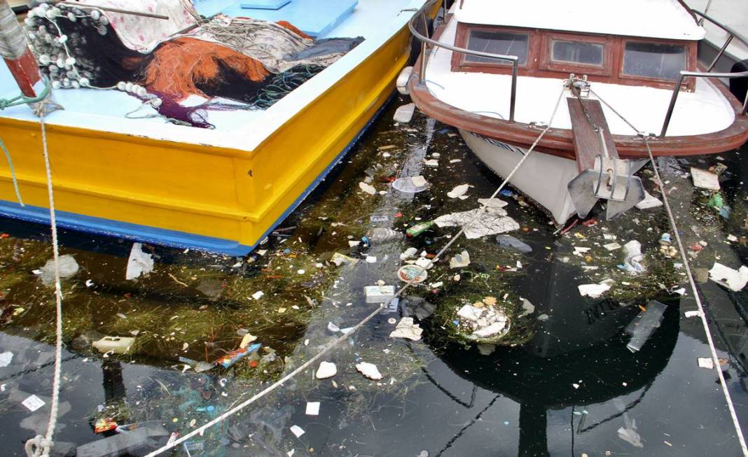 O kentin sahili bir anda çöple doldu: Deniz görünmüyor! Çevreyi kirletenlere sorsan hepsi vatanperverdir... 6